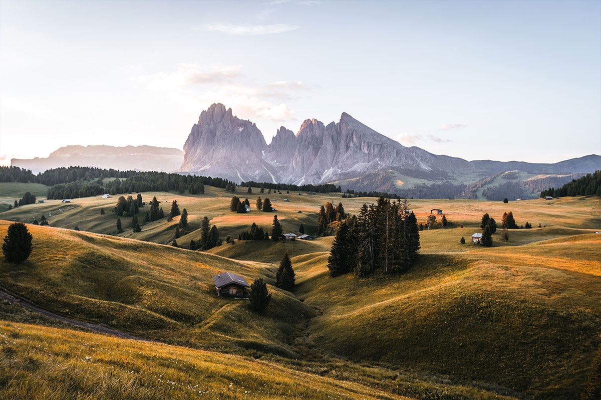 Alpe di Siusi nella luce della sera con Sassolungo e Sassopiatto, Dolomiti Patrimonio UNESCO
