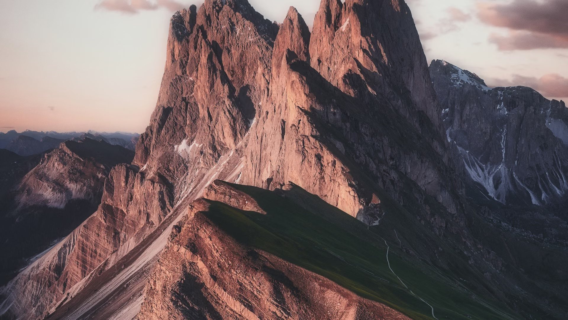 Creste rocciose del Seceda nelle Dolomiti nella luce della sera sopra la Val Gardena