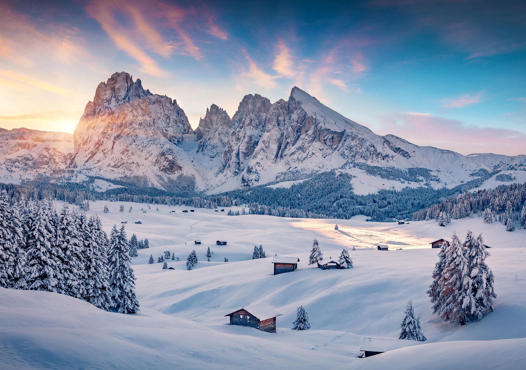 Alpe di Siusi innevata con Sassolungo e Sassopiatto all'alba